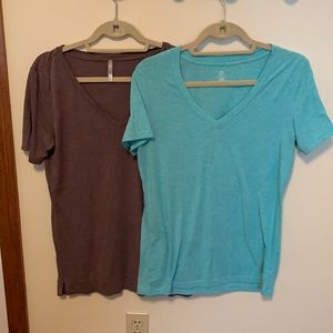 Set of 2 gap v neck tops
